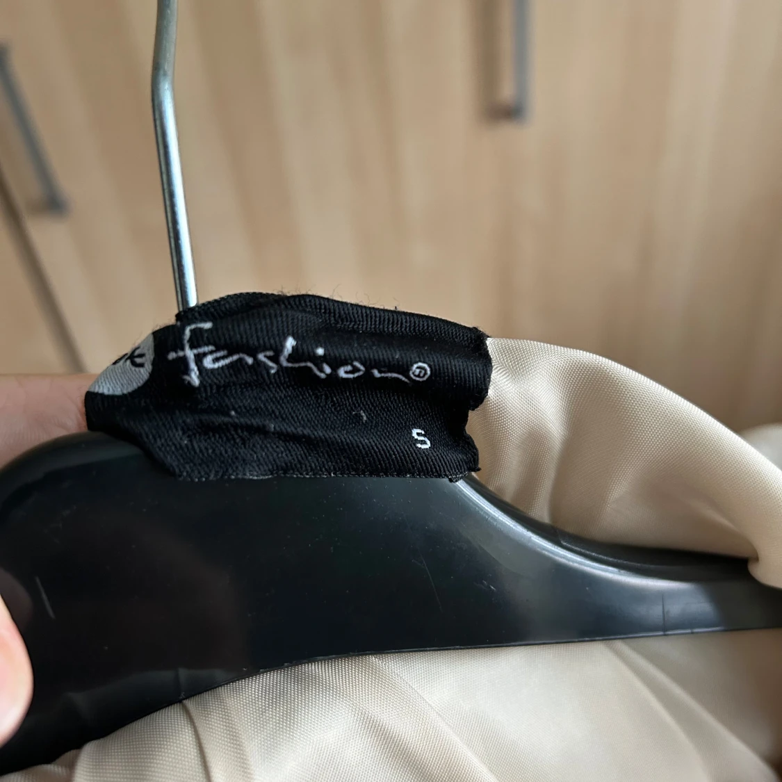 Beige quiltad pufferjacka med huva - 4