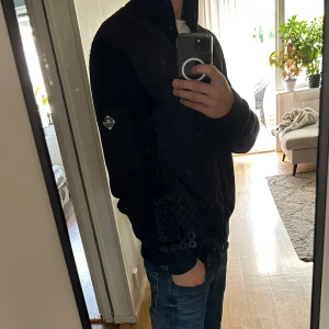 J.Lindeberg jacka blå - Använd i några månader fortfarande nästan nyskick. Storlek M, jag är 183 cm. Nypris 2500kr