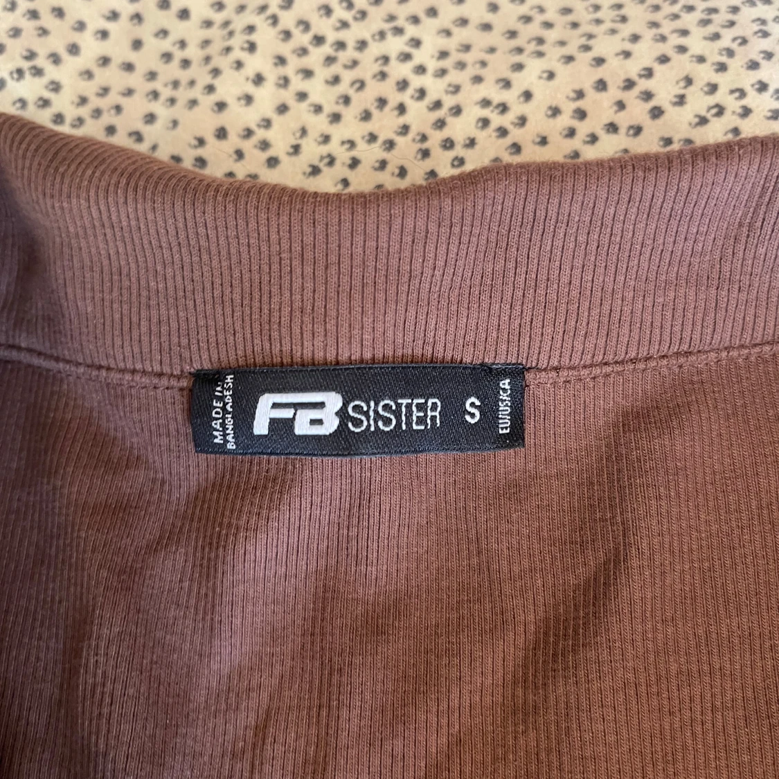 Brun ribbad pikétröja från FB Sister - 1