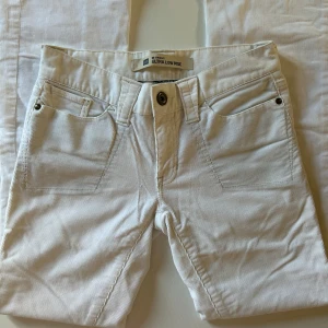 lågmidjade byxor - supersnygga lågmidjade manchester byxor. säljer för att dom är något korta på mig som är 174. passar perfekt nu i sommar och till hösten💘vet inte riktigt vilken storlek det är, men skulle säga xs-s-w24 ish