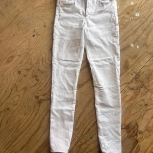 Vita skinny jeans från Bik Bok XS - Snygga vita skinny jeans från Bik Bok i storlek XS. Klassisk femficksmodell med dragkedja och knapp framtill. Jeansen har bälteshällor och är tillverkade i stretchig bomullsblandning för en tight passform.