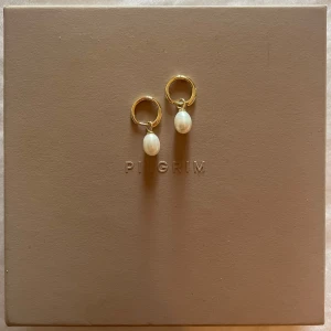 Pilgrim Perla Hoops guldörhängen - Säljer dessa helt nya söta örhängen. Fick dem i julklapp i guld men jag själv använder bara silver. Man får med påsen som den kom i och present kartongen också!
