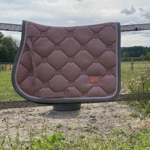 Equestrian Stockholm schabrak💞 - ❗️Pris kan diskuteras❗️Ett fint ljusrosa Equestrian Stockholm Shabrak💞 Använd ett fåtal gånger men är i jättebra skick!🥰 Plasten på märket är kvar!⚡️Säljer pg av att den tyvärr inte passar min nya häst💞💞 Nypris-900. Mitt pris- 400kr🙏🏼😍 Säljer även en matchande grimma!🎀