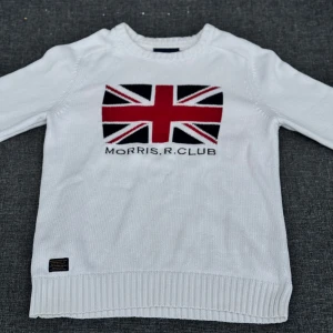 Vit stickad tröja Morris  - Storlek S 👕 Väldigt fint skick, Ser ut som ny ✨ Från Morris 🏷️ Vit stickad tröja ⚪ Union Jack-motiv 🇬🇧.                                                     Mitt pris 599kr 🙌