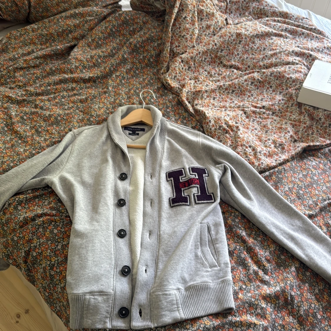 Grå kofta med H New York patch