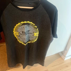 T-shirt  - Storlek L