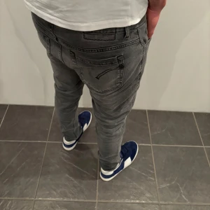 Dondup Jeans George  - Dondup Jeans George! Trendigaste jeansen på marknaden.  Skick= 9,5/10 Ny pris= 4000 kr Säljs för= 999 kr (säljer för de är för små, skriv vid frågor eller för fler bilder✌️