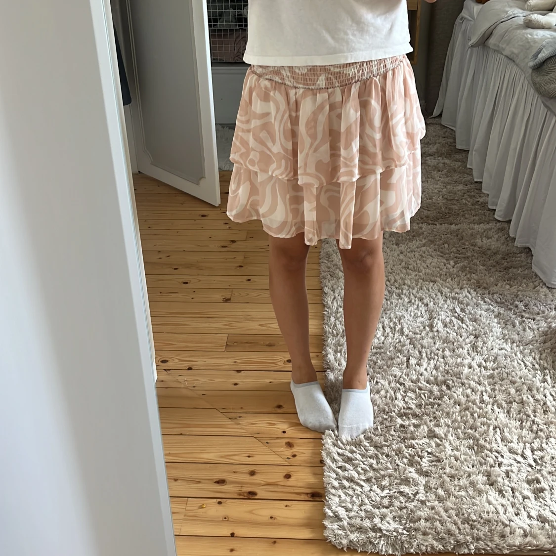 Ljusrosa volangkjol med mönster