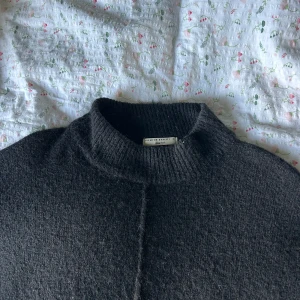 Svart croppad stickad polotröja Gina Tricot - Svart croppad stickad polotröja från Gina Tricot med ribbad hög krage och långa ärmar