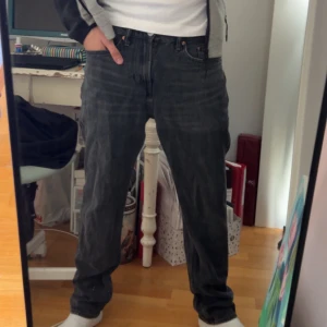  mörkgrå / svarta jeans straight fit - Säljer ett par Levi's 501 jeans i mörkgrå tvätt med klassisk straight fit. Jeansen har fem fickor, knappgylf och är tillverkade i slitstarkt bomullsmaterial. Perfekt för dig som gillar en tidlös och chill look.