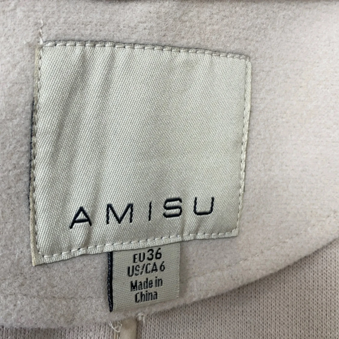 Beige kappa med bälte från Amisu - 2