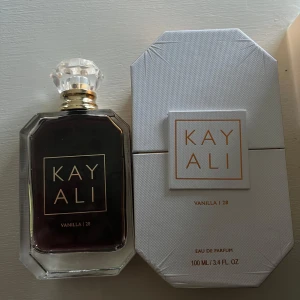 Kayali Vanilla 28 5ml - Säljer i 5 ml ”flaskor” alltså inte hela parfymen! Skriva gärna innan köp! Den är mörk alltså luktar dne mer och håller bättre!