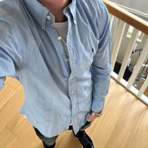 Ralph lauren skjorta - Tjena säljer nu en Ralph lauren skjorta i storlek S och i  modellen slim fit button down, skjortan är i ett väldigt bra skick och har används få tal gånger vid intresse får du gärna höra av dig😁