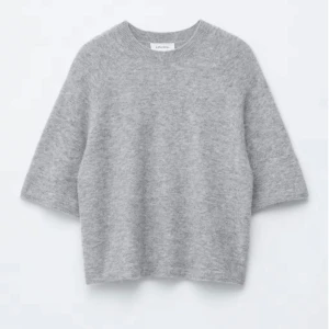 Grå stickad tröja & Other Stories - Mysig grå stickad tröja från & Other Stories med trekvartsärm. Använd men bra skick🫶🏻          Nypris 790kr, slutsåld på hemsidan!