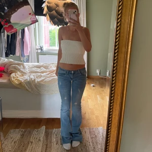 Ljusblå bootcut jeans med slitningar - Säljer ett par ljusblå ( lågmidjade, utsvängda ) jeans med snygga hål detaljer på låren. Jeansen har låg midja och har använts endast en gång . Strl Xs/ passar en större 34- vanlig 36. Jag är 163 för referens , dom passar någon som är lite längre än så men funkar ändå annars oxå på någon i min längd . Köptes för ca 550 på Plick säljer för 420❤️