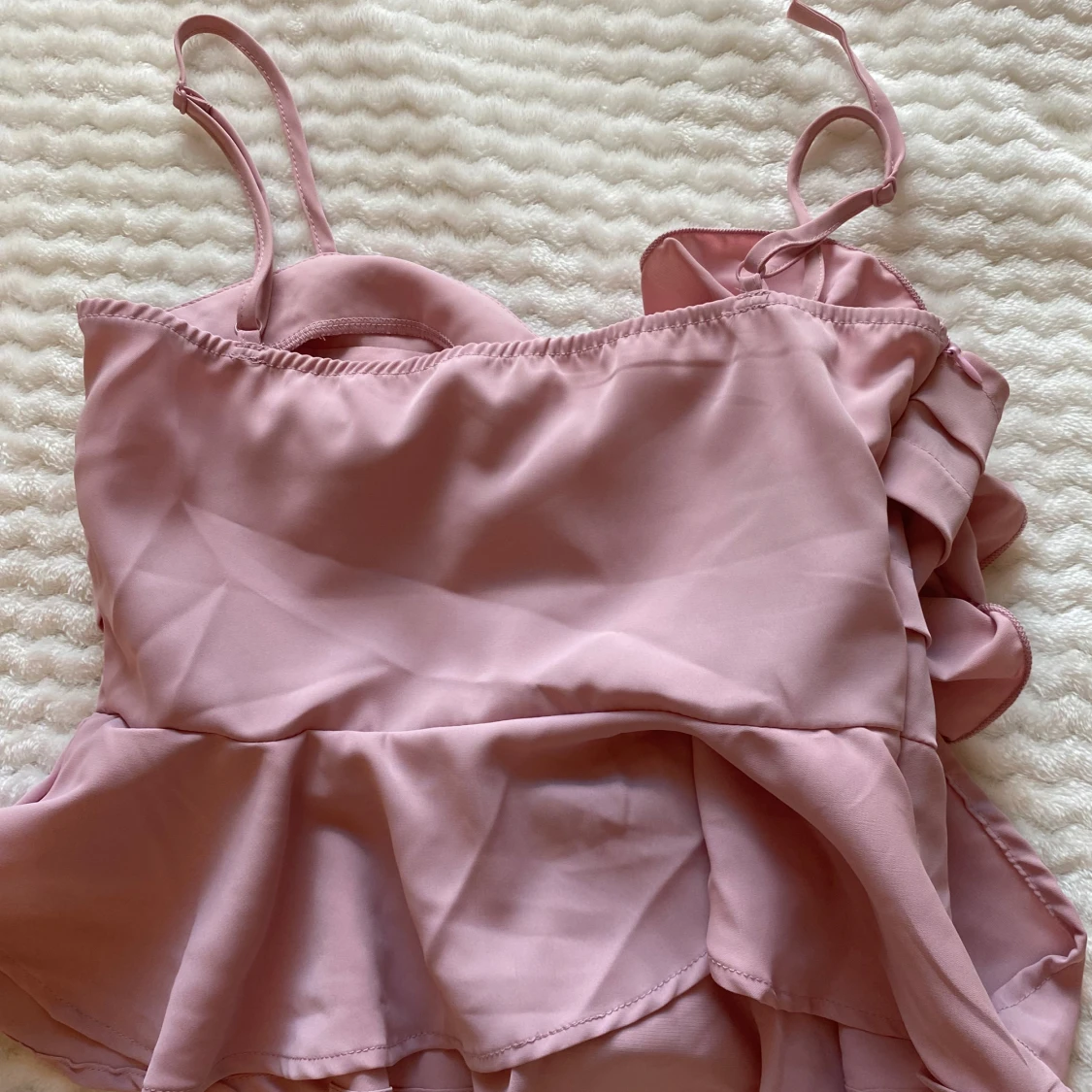 Rosa volangtopp med smala axelband - 1