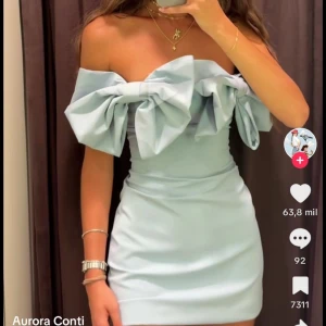 blå zara klänning - superfin blå zara klänning, allt o nyskick FÖRUTOM dragkedjan!! har fått den att funka till några användningar men är inte alls så kunnig så har itne försökt lösa det nu, men går säkert att lösa enkelt själv eller hos någon professionell! men därav de låga priset ❤️