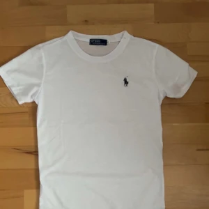 Vit t-shirt  Polo Ralph Lauren - En vanlig basic t-shirt från märket Ralph lauren. T-shirten säljs då jag fick den i present och den inte passa, priset är inte hugget i sten, har ni funderingar är de bara att skriva till! 😊