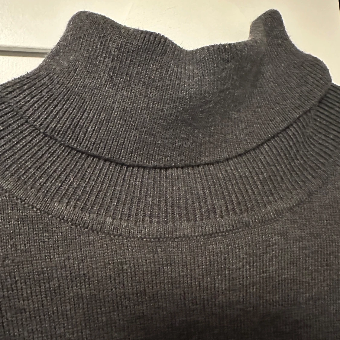 Grå turtleneck i tunn bomull lager - 2