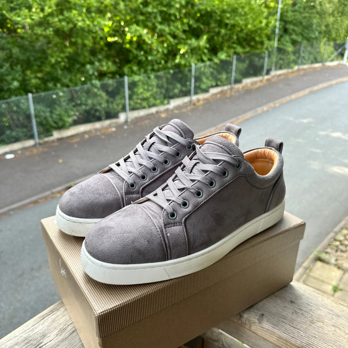 Grå mocka sneakers från Louboutin - 1