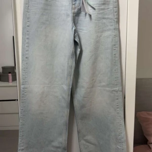 Ljusblå straight jeans Idun, stl 36 - Säljer ett par ljusblå straight jeans från Idun i storlek 36. Jeansen har klassisk femficksdesign, raka ben och är tillverkade i mjukt denimtyg. Perfekta för en avslappnad och trendig look.