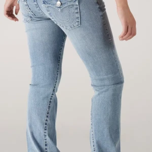 Ljusblå bootcut jeans med broderade fickor - Super snygga True religion jeans som aldrig är använda, säljer eftersom de ej kommer till användning💕