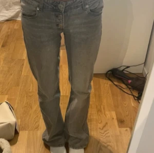 Grå  jeans bootcut/straight - Så snygga jeans!! har en bootcut passform och passar perfekt nu till höst. Har använt dessa fåtal gånger. Jag är 164cm. Sitter perfekt, samt i längden. Mått har jag inte därför får du chansa från bilderna. 