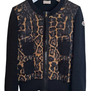 Moncler cardigan dam  - Moncler cardigan tjej leopard mönster, väldig svår att få tag i. Storlek L men sitter som en M, små i storlek. Skick som nytt. Pris 3890kr finns att köpa på våran hemsida, Fashionels.com 