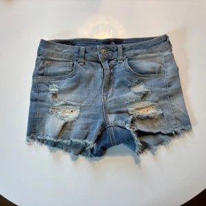 Jeansshorts ltb - Ett par lågmidjade jeansshorts från ltb med söta broderifickor. Inga tecken på användning💞. 
