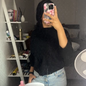 Svart långärmad tröja i bomull - En enkel svart långärmad tröja i mjuk bomull. Modellen är klassisk med rund hals och normal passform, perfekt att matcha med jeans eller andra favoritplagg. Stilren och basic, passar dig som gillar minimalistiskt och cleant.