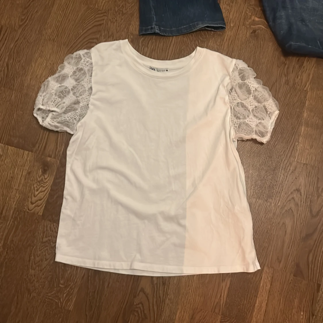 Vit topp med spetsärmar från Zara💕