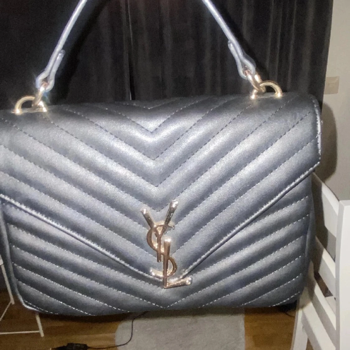 Svart quiltad YSL handväska i skinn - 3