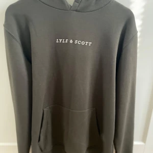 Mörkgrön hoodie från Lyle & Scott - Tja, säljer min Lyle & Scott hoodie i mörkgrön färg. Den är i helt nyskick, prislappen är kvar. Fick den för ett tag sedan och aldrig använt.                   Hör av er vid fler frågor eller bilder. MVH Hugo