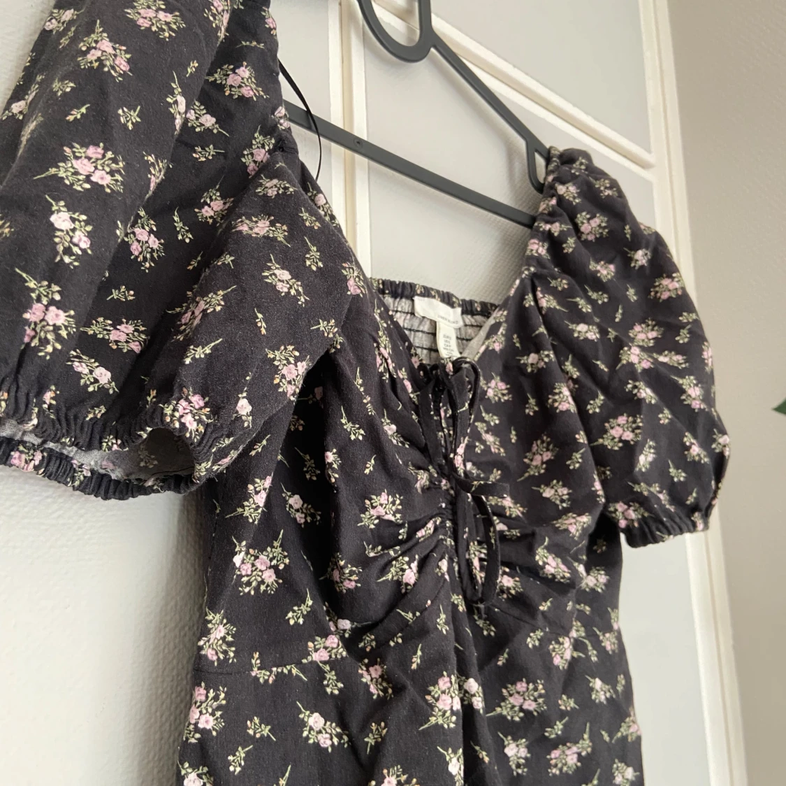 Svart blommig kortklänning från H&M