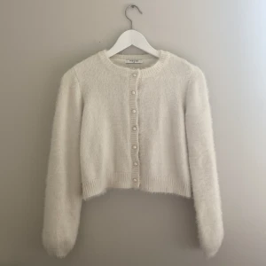 Vit stickad kofta  - Använd, men fortfarande i fint skick!