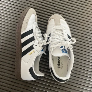 Adidas Samba OG vita och svarta sneakers - Adidas samba i mycket bra skick, använda bara 1 gång💕 Storlek 36 och 2/3 delar men passar på mig som har 37