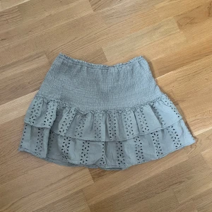 Snygg kjol - Säljer denna snygga volangkjolen, saknas lapp men tror den är från Zara. I gott skick