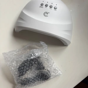 Nagellampa  - Helt ny nagellampa från amazon , säljer då jag har flera. Olika inställningar och sladd medföljer. Säljer för billigt pris 🤩