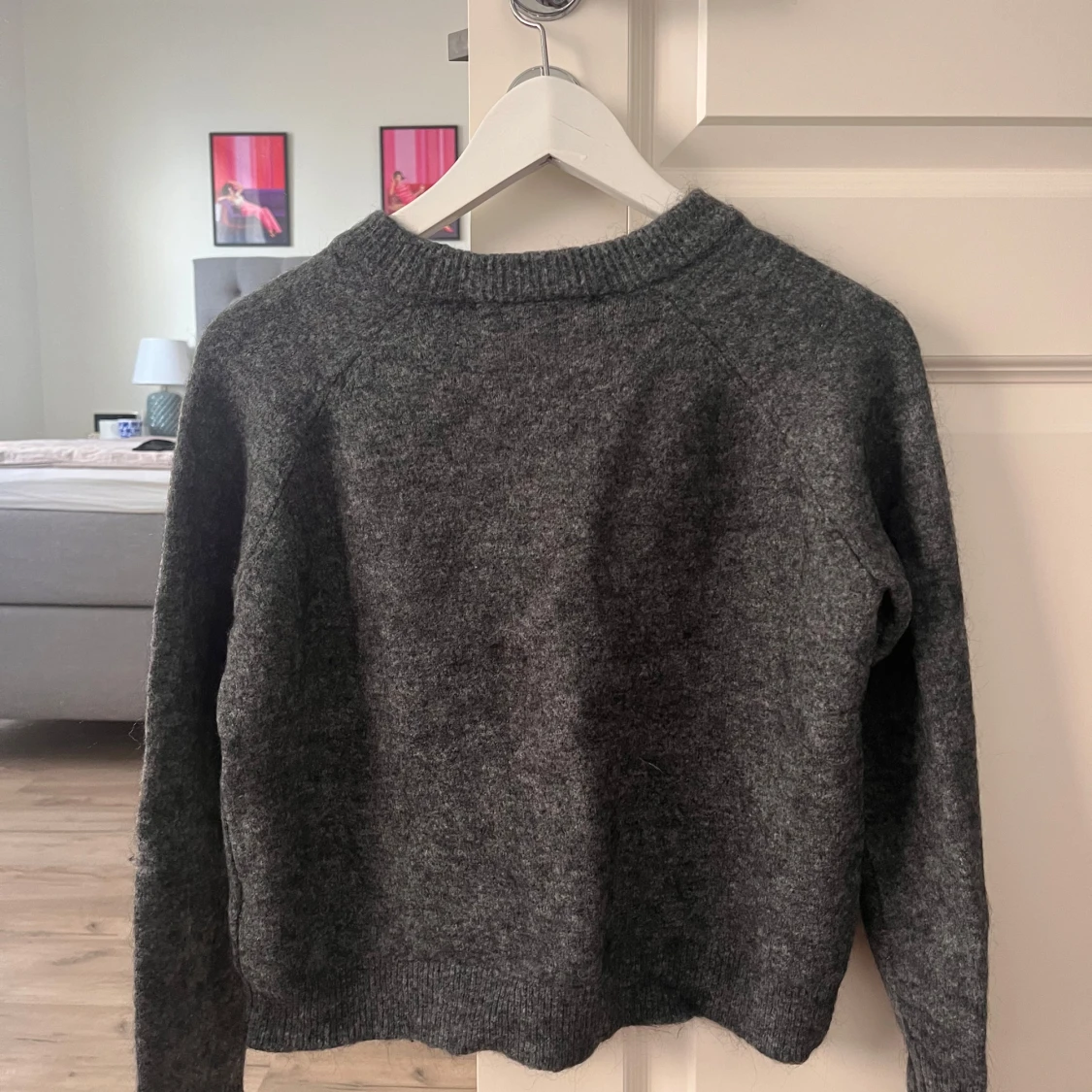 Mörkgrå stickad tröja med rund hals - 1