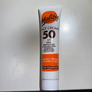 Malibu Face Cream SPF 50 - Malibu Face Cream SPF 50 är en vit tub med orange detaljer. Den ger högt solskydd, är vattenresistent och innehåller vitamin E och aloe vera. Perfekt för att skydda ansiktet mot solen och samtidigt vårda huden.