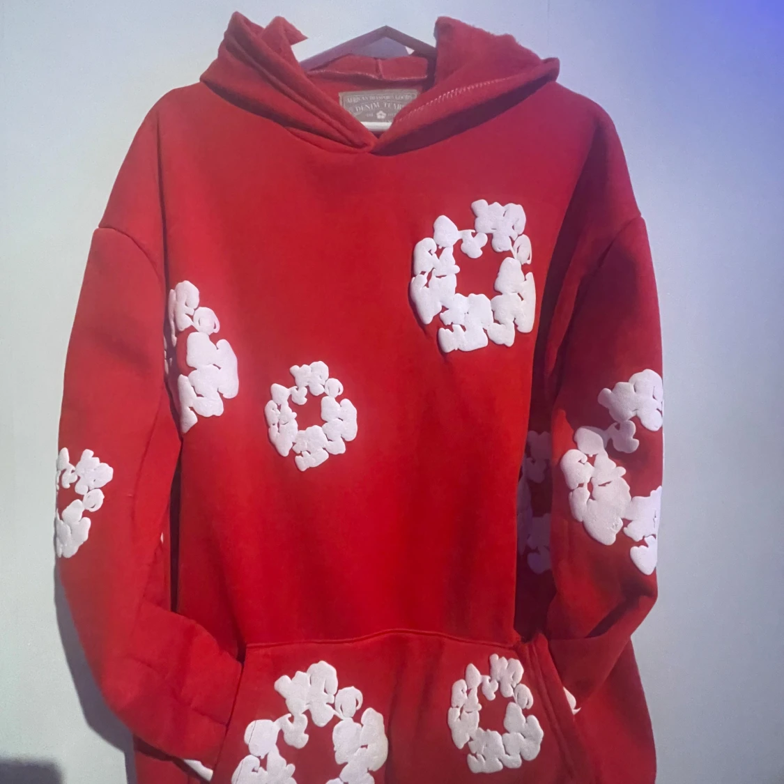 Röd hoodie från Denim Tears