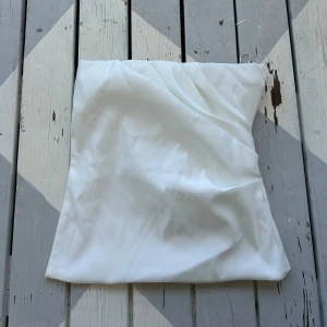 Vit tub topp - Enkel vit tub topp från zara! Helt oanvänd, de som är lite luddigt va där när jag köpte den🥰