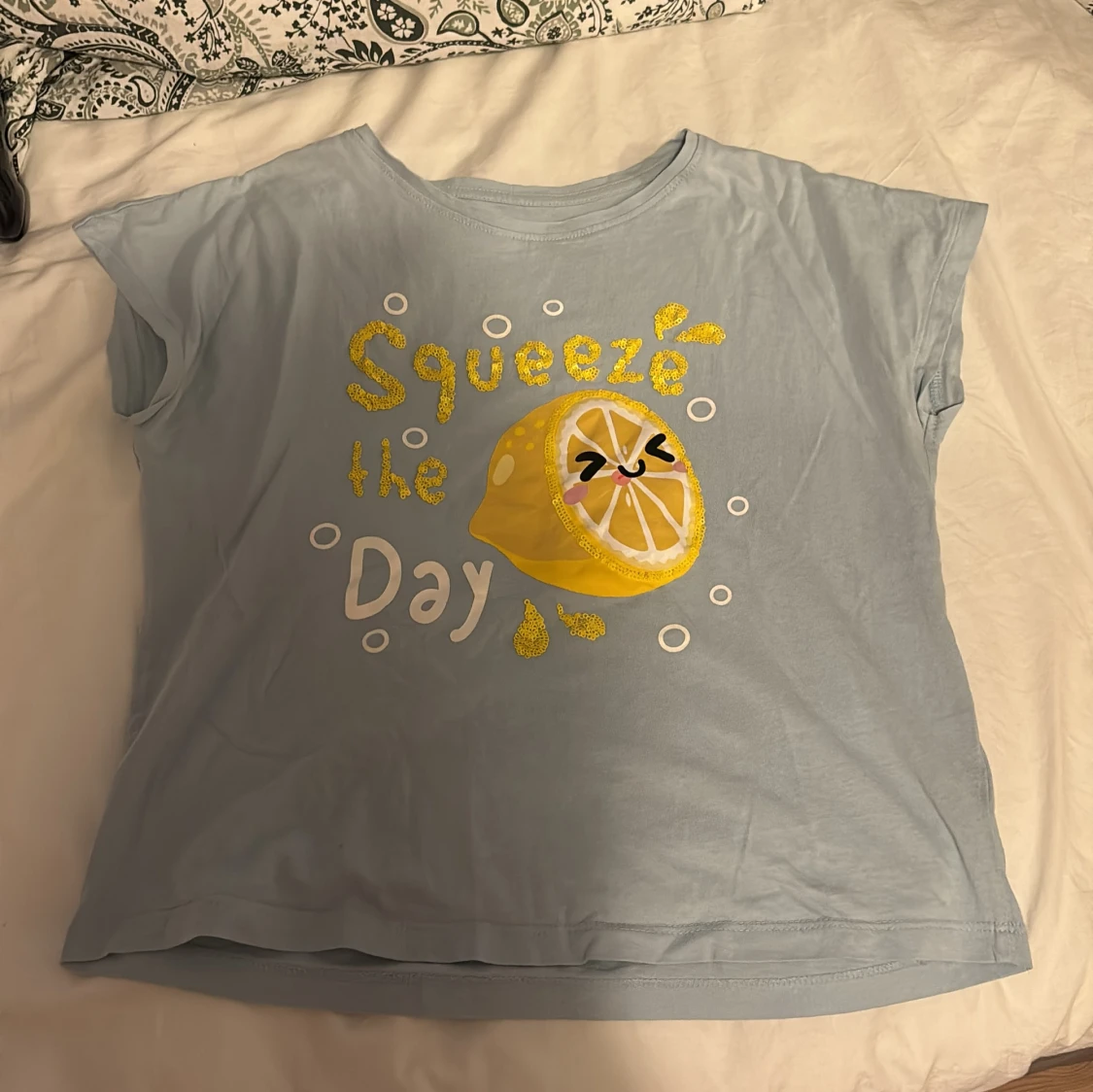 Blå topp med citrontryck 