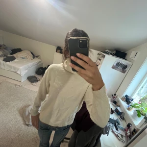 Beige turtleneck från Uniqlo - Säljer en beige polotröja från Uniqlo i storlek S. Tröjan är stickad med ribbade muddar och hög polokrage, perfekt för kyliga dagar. Enkel och clean design som är lätt att matcha med jeans eller kjol. Lite nopprig men inget som en roller inte kan få bort!! 💞💞nypris 400kr