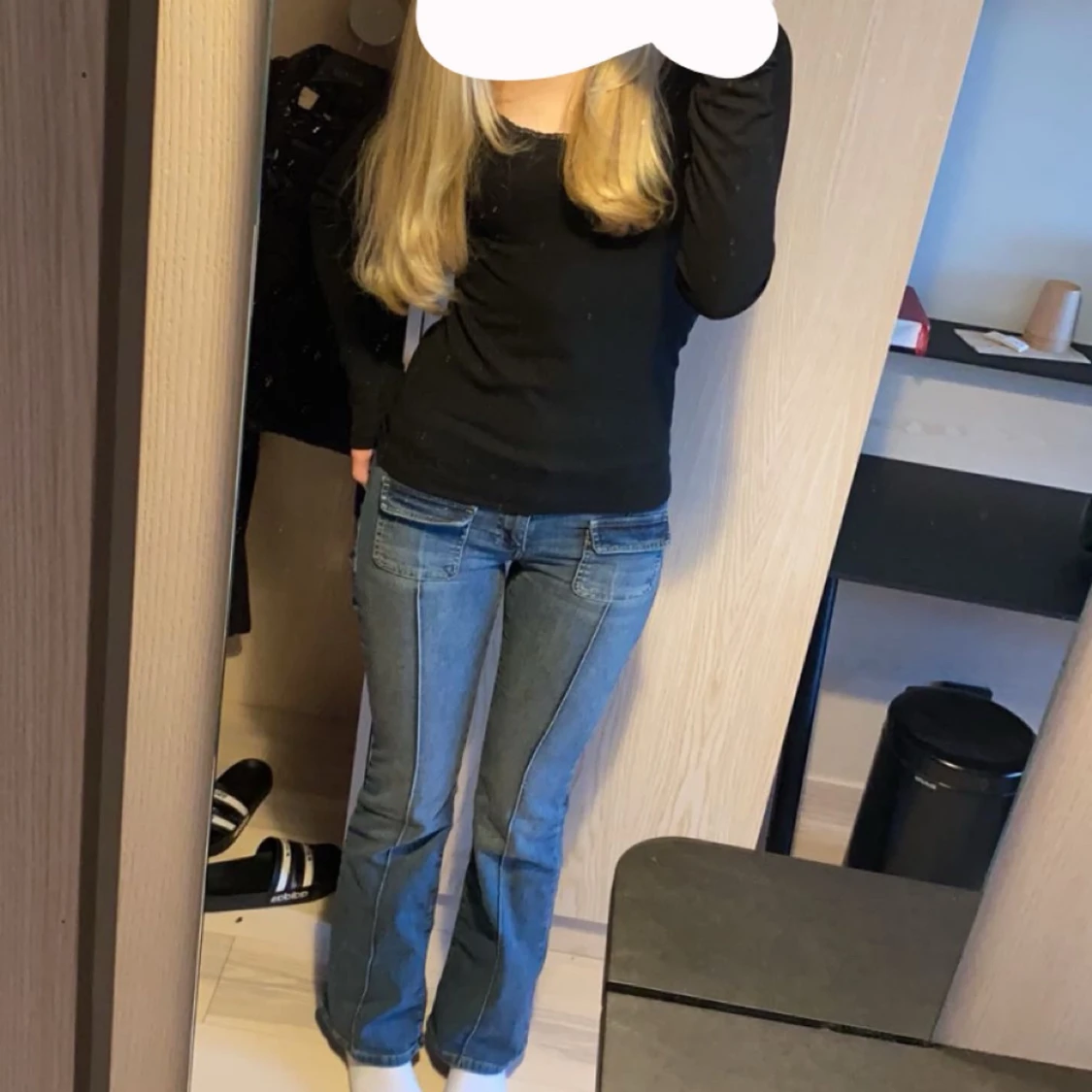 Blå bootcut jeans med fickdetaljer