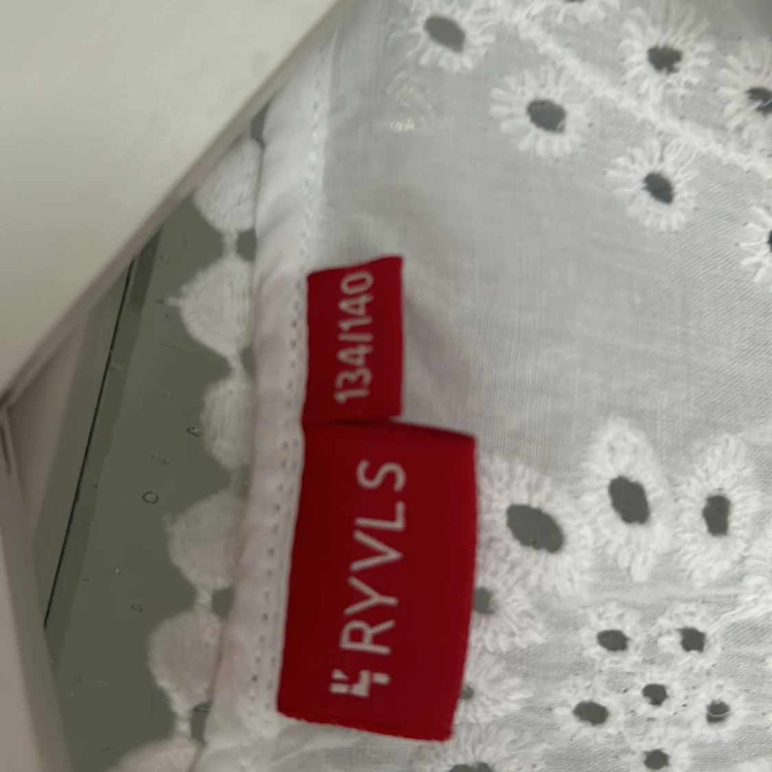 Vit broderad kortklänning från RYVLS - 2