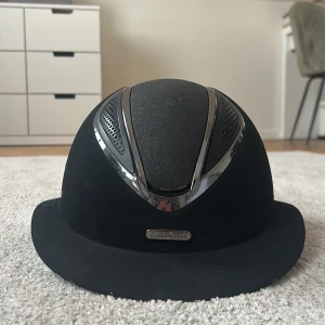 Svart ridhjälm Lami-cell - Säljer en svart ridhjälm från Lami-cell i storlek M (52-56) Perfekt för ridning och har en klassisk form med modern touch. Den kostar 1400kr men säljer den för 750kr, skriv till mig privat så snabbt ni kan, jag postar snabbt också ❤️