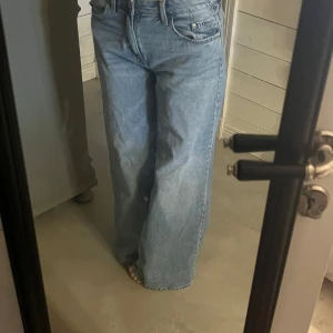 Jeans från Bershka - Raka/vida jeans från Bershka. Jätte fint skick och nästan helt oanvända. Jätte bra längd på jeansen för mig som är 170 cm. 💕😘