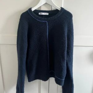 Mörkblå tröja från Zara - Stickad tröja