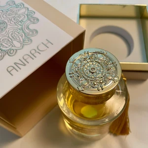 *NY*Anarch EDP 100 ml fr Maison Alhambra, Presenttips  - Ny och oanvänd Dubaiparfym.  Superfin lyxig förpackning och flaska.  Påminner om Tiziana Terenzis Andromeda.  Anarch Unisex Doft typ Orientalisk Träig Säsong Vår  Eau de parfum från Maison Alhambra Anarch erbjuder en långvarig doftupplevelse. Med 10 % till 20 % parfymolja är det en av de mest koncentrerade formuleringarna. För ännu längre hållbarhet kan du kombinera eau de parfum med dina favoritvårdsprodukter. 